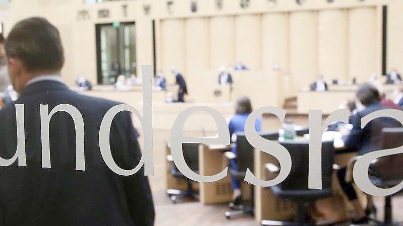 Der Bundesrat wird bei einer Sondersitzung über die Covid-19-Schutzmaßnahmen beraten. Foto: Wolfgang Kumm/dpa