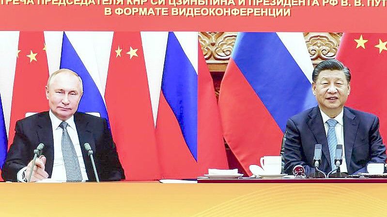 Im Dezember hatten Xi Jinping (r) und Wladimir Putin per Videokonferenz miteinander gesprochen. Foto: Yin Bogu/Xinhua/dpa