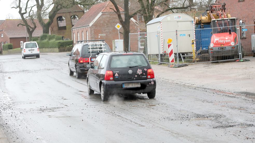 Viele Autofahrer weichen den Schlaglöchern aus. .Foto: Banik