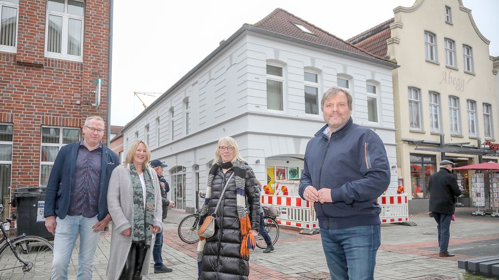 Abegg-Prokurist Markus Frerichs (von links), Geschäftsführerin Alexandra Schneemilch, Eigentümerin Herma de Werth-Paeben und Udo Hippen, Vorsitzender des Kaufmännischen Vereins, vor dem Gebäude der ehemaligen Stadtbäckerei Aurich. Foto: Romuald Banik