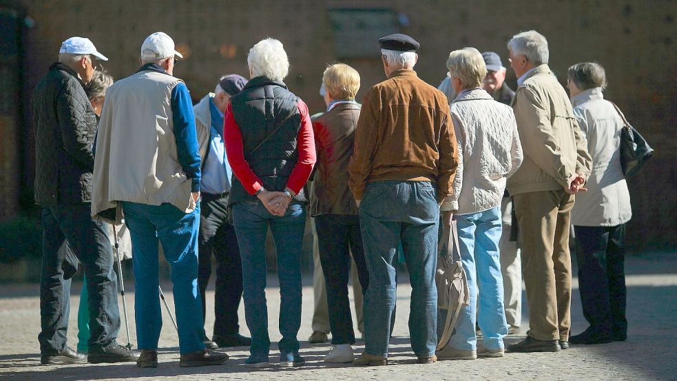 Rentner in Stendal (Sachsen-Anhalt): Sie dürfen sich auf eine deutliche Rentenanhebung freuen, allerdings fällt diese deutlich geringer aus als zunächst erwartet. Außerdem frisst die Inflation einen Teil des Zugewinns wieder auf. Foto: Jens Wolf/dpa