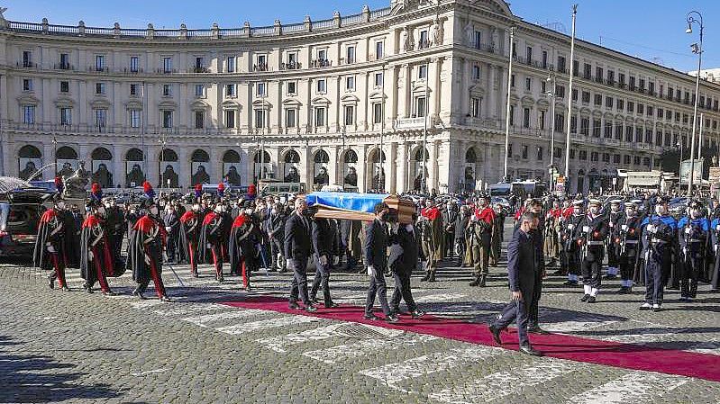 Der Sarg von David Sassoli wird durch Rom getragen. Foto: Gregorio Borgia/AP/dpa