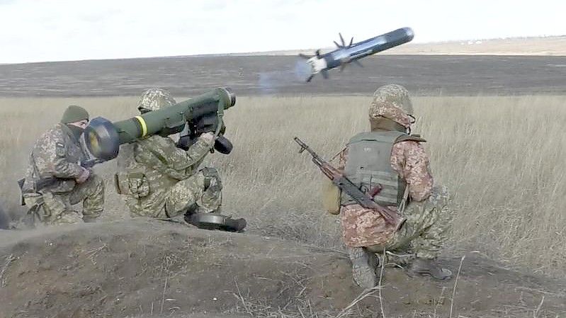 Dieses vom Pressedienst des ukrainischen Verteidigungsministerium veröffentlichte Foto zeigt ukrainische Soldaten, die während einer Militärübung eine Javelin-Rakete abfeuern. Foto: Uncredited/Ukrainian Defense Ministry Press Service/AP/dpa