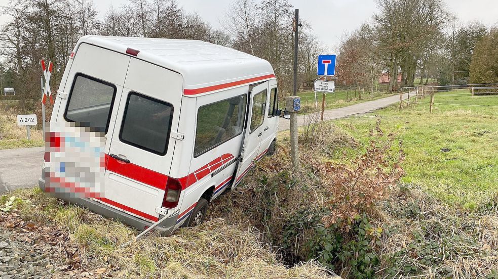 Der Transporter landete im Einmündungsbereich „Im Blanken Moor“ in einem Graben. Foto: Holger Janssen