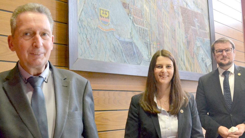 Die Emder Stadtspitze mit (von links): Erstem Stadtrat Horst Jahnke, Stadtbaurätin Irina Krantz und Oberbürgermeister Tim Kruithoff. Beim Pressegespräch fehlte der neue Stadtrat Volker Grendel.Foto: Aiko Recke