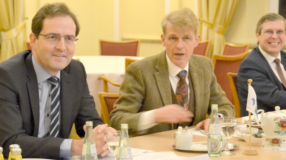 Der neue IHK-Hauptgeschäftsführer Max-Martin Deinhard (von links) mit IHK-Präsident Dr. Bernhard Brons und Abteilungsleiter Reinhard Hegewald. Foto: Aiko Recke