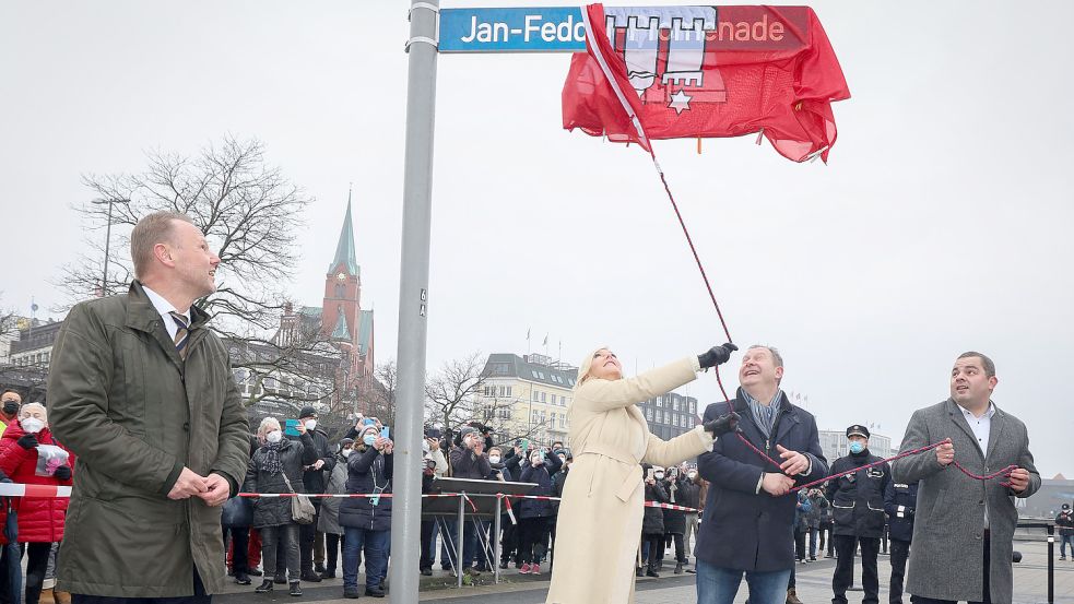 Witwe Marion Fedder enthüllt das Straßenschild. Rechts neben ihr Umweltsenator Jens Kerstan und Bezirk-Mitte-Chef Ralf Neubauer, links Innensenator Andy Grote. Foto: Christian Charisius