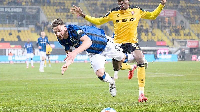 Hart umkämpftes Unentschieden: Dynamos Michael Akoto (r) gegen Hamburgs Moritz Heyer. Foto: Robert Michael/dpa-Zentralbild/dpa