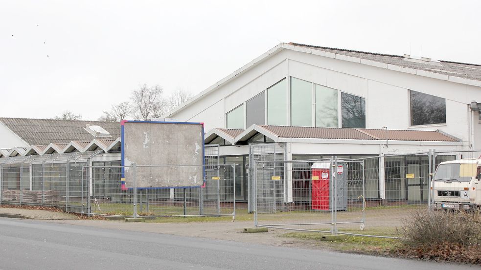 Die Zeit des Toom-Marktes in Marienhafe läuft ab. Die ersten Schritte zum Rückbau haben in dieser Woche begonnen. Foto: Karin Böhmer