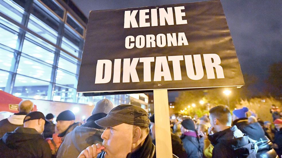 Vergleiche mit Diktaturen und Judenverfolgung finden sich bei Demonstranten gegen die Corona-Maßnahmen. Der Zentralrat der Juden verurteilt das. Foto: Martin Schutt/dpa