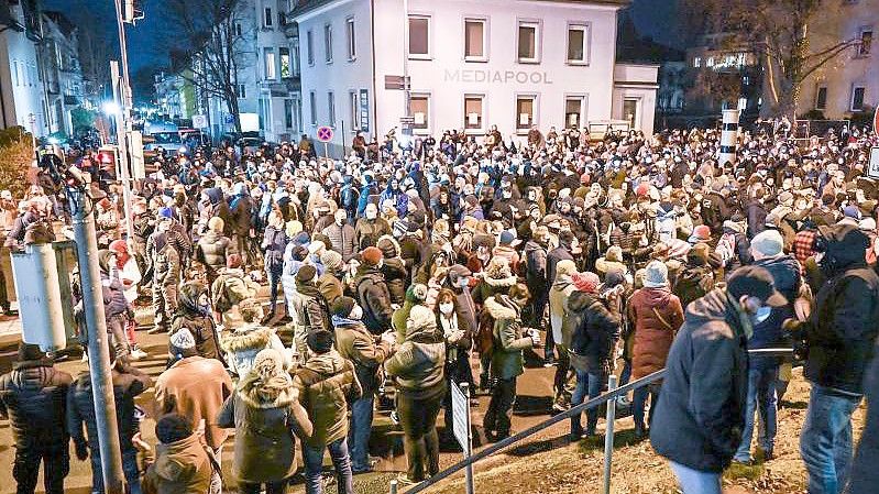 Teilnehmer bei einem Protest gegen die Corona-Maßnahmen. Foto: Felix Kästle/dpa