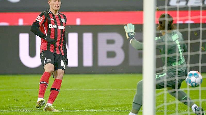 Leverkusens Patrik Schick (l) versucht gegen Mönchengladbachs Torwart Yann Sommer ein Tor zu erzielen. Foto: Federico Gambarini/dpa