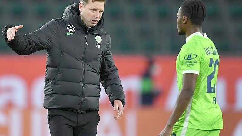 Wolfsburgs Trainer Florian Kohfeldt (l) klatscht mit seinem Spieler Ridle nach dem 0:0 gegen die Hertha ab. Foto: Swen Pförtner/dpa