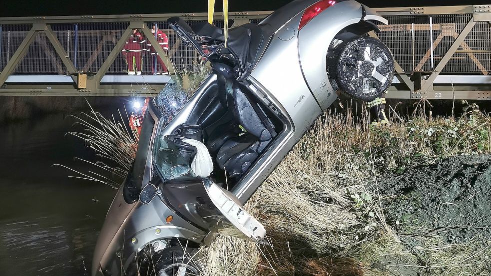 Am Haken: Mit Hilfe eines Krans wurde das Auto aus dem Fehntjer Tief gezogen. Foto: Feuerwehr Emden