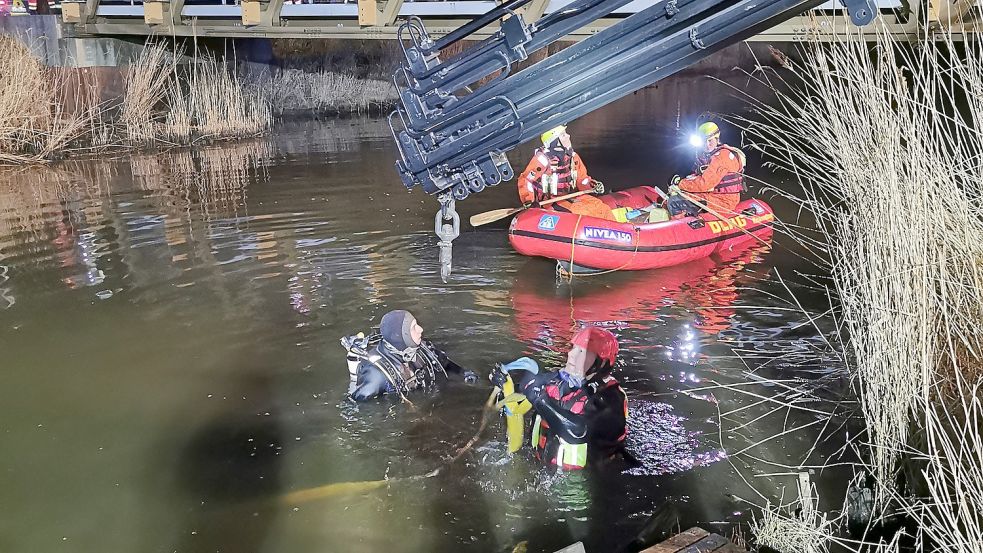 Taucher der Feuerwehr halfen dabei, das Fahrzeug aus dem Fentjer Tief zu bergen. Foto: Feuerwehr Emden