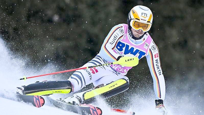 Linus Straßer beim Slalom in Wengen. Foto: Jean-Christophe Bott/KEYSTONE/dpa
