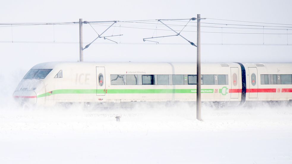 Der generelle Verzicht auf Flugreisen zugunsten der Bahn wurde im Gymnasium Ulricianum abgelehnt. Foto: DPA