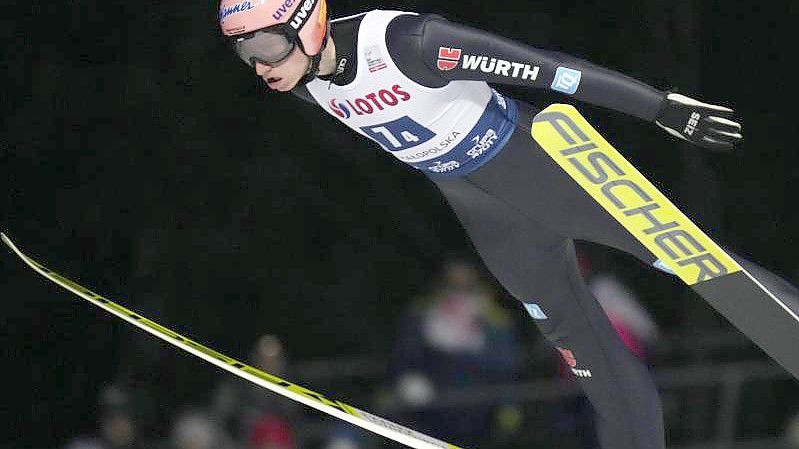 Der DSV-Springer Karl Geiger sprang mit 134,5 und 135,5 Metern auf Platz zwei beim Weltcup in Zakopane. Foto: Czarek Sokolowski/AP/dpa