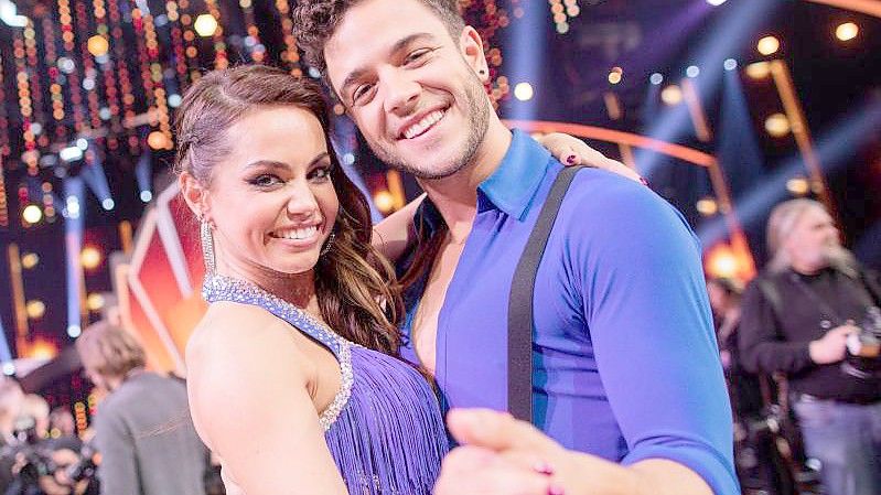 Nach der Show hat es gefunkt: Christina Luft und Luca Hänni. Foto: Rolf Vennenbernd/dpa