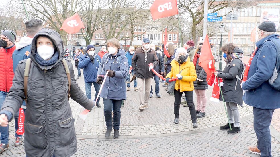 Mehrere Gruppen nahm an der Menschenkette teil, unter anderem die SPD. Foto: Stephanie Fäustel