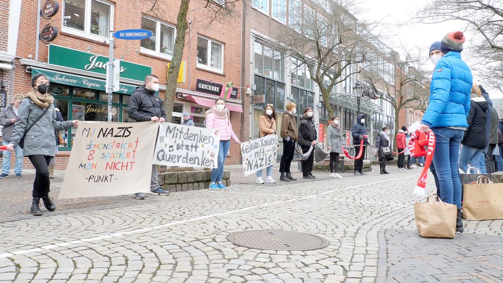 In der Großen Straße kritisierten die Teinehmer mittels Plakaten, dass Corona-Maßnahmenkritiker sich bundesweit nicht von nationalistischen Strömungen distanzieren, die die Proteste unterstützen. Foto: Stephanie Fäustel