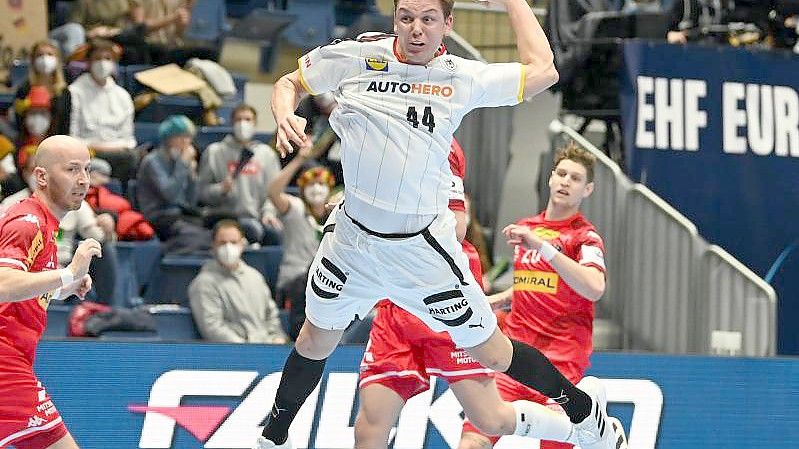 Deutschlands Christoph Steinert wirft auf das Tor beim zweiten Vorrundenspiel gegen Österreich. Foto: Marijan Murat/dpa