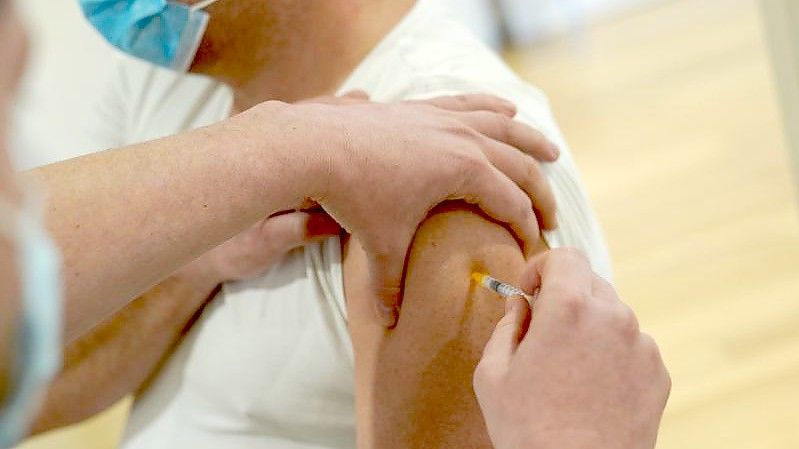 Ein Mann lässt sich in einem Hamburger Fitnessstudio gegen das Coronavirus impfen. Foto: Marcus Brandt/dpa