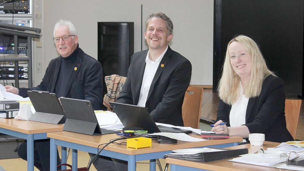 Ratsvorsitzender Detlev Schoone (SPD, von links), Vize-Rathauschef Frank Cramer und Kämmerin Jördis Lienemann führten durch die Sitzung. Foto: Karin Böhmer