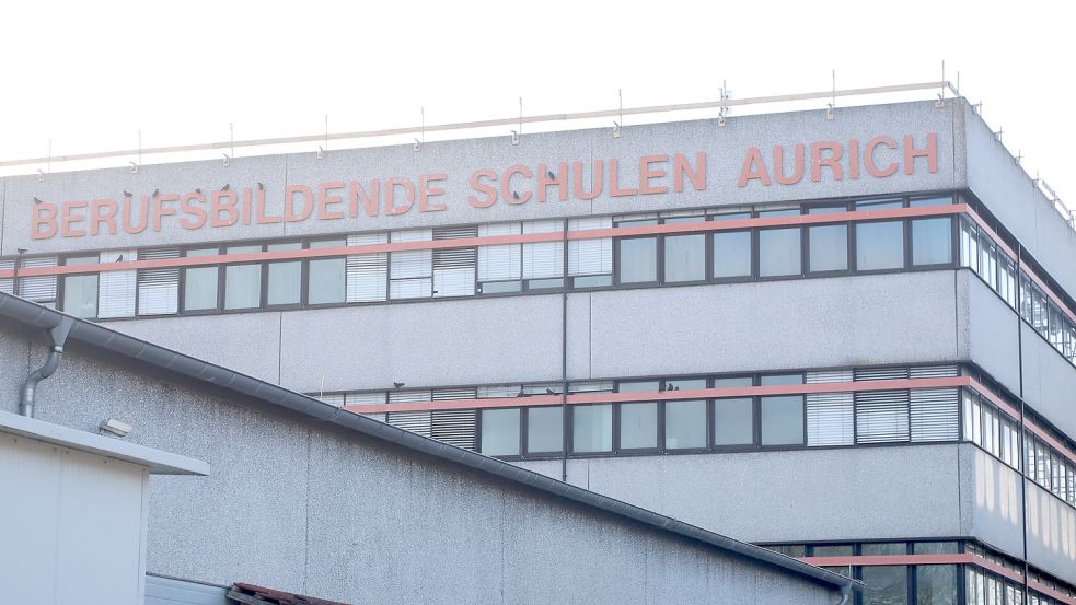 An den beiden Berufsbildenden Schulen in Aurich gilt Präsenzunterricht. Nur bei hohen Personalausfällen möchten die Schulleiter ins Distanzlernen wechseln. Foto: Romuald Banik