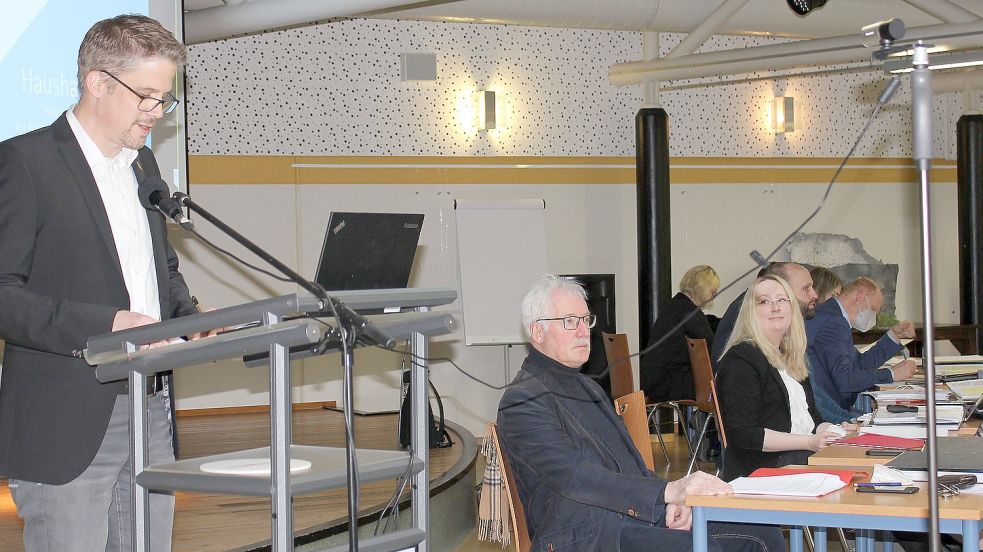 Erster Gemeinderat Frank Cramer (von links) führte zusammen mit dem Ratsvorsitzenden Detlev Schoone und der Verwaltungsspitze durch die Haushaltssitzung. Foto: Karin Böhmer