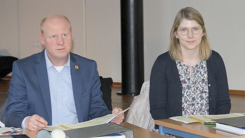 Günther Siefken und Imke Kuhlmann vom Bauamt stellten die baulichen Projekte vor. Foto: Karin Böhmer