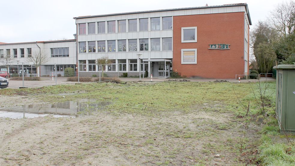 Der Anbau an die KGS, für den hier im Vordergrund schon die Fläche vorbereitet ist, gehört zu den großen Ausgaben. Foto: Karin Böhmer