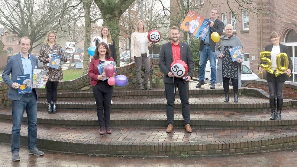 Sie stellten das neue Programm der KVHS vor: Sören Saathoff (Standortleitung Aurich, von links), Maike Drost (Öffentlichkeitsarbeit Aurich), Irina Eifert (Standortleitung Norden), Daphne Mariebelle Eich (Fachbereichsleiterin Aurich), Heike Hinrichs (pädagogische Assistenz Norden), Sven Behrens (Vorsitzender des Betriebsausschusses KVHS Aurich-Norden), Markus Saathoff-Reents (Abteilungsleiter Norden), Ingrid Meyer (Fachbereichsleiterin Aurich), Zuzanna Knieper (Bereichsleitung Norden). Foto: KVHS