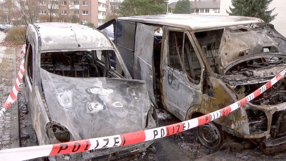 In Bremen standen in der Nacht zu Sonntag erneut drei Autos in Flammen. Foto: NWM-TV