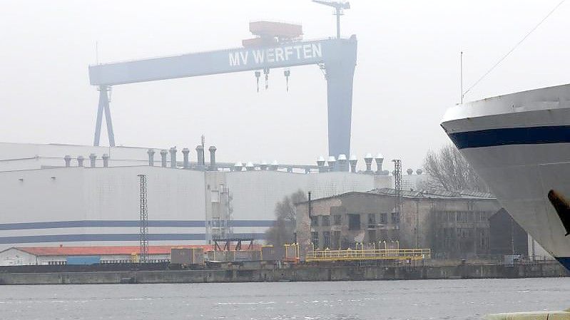 Der Bockkran der Werft in Warnemünde. Foto: Bernd Wüstneck/dpa-Zentralbild/dpa