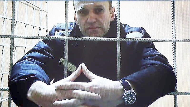 Alexej Nawalny ist während einer Gerichtsverhandlung per Video aus dem Gefängnis zugeschaltet. Foto: Evgeny Feldman/Meduza/AP/dpa