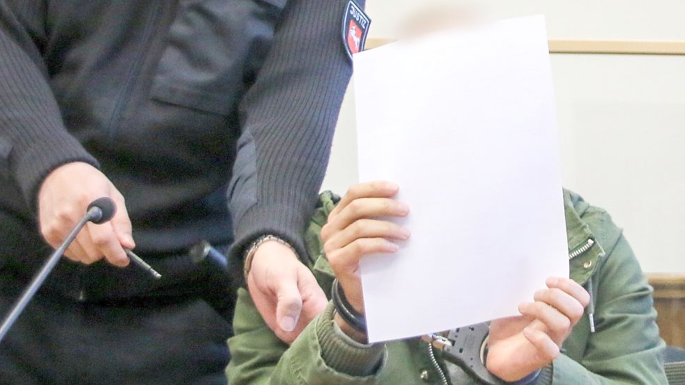 Zu Beginn des Prozesses vor dem Landgericht Aurich nahm ein Justizbeamter dem Angeklagten die Handfesseln ab. Foto: DPA