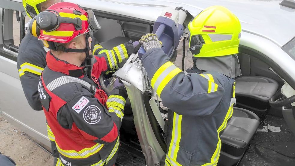 Henning Ommen (rechts) zeigt einem Feuerwehrmann den richtigen Umgang mit einer hydraulischen Schere. Foto: privat