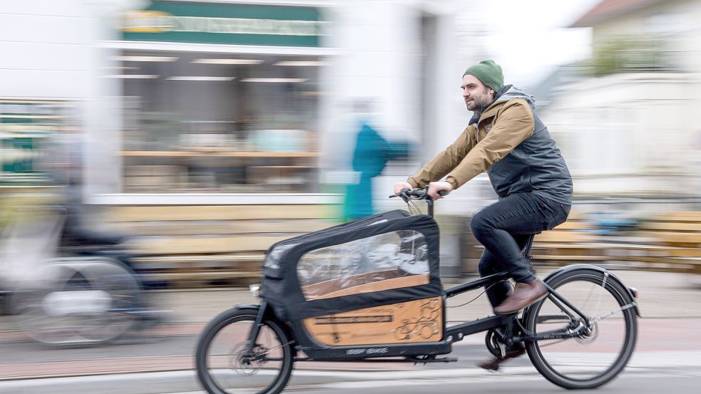 Lastenräder sind auch in Aurich gefragt. Gekauft werden sie aber selten. Foto: DPA