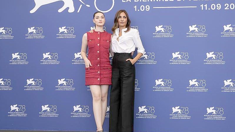 Anamaria Vartolomei (l) und Audrey Diwan in Venedig. Foto: Domenico Stinellis/AP/dpa