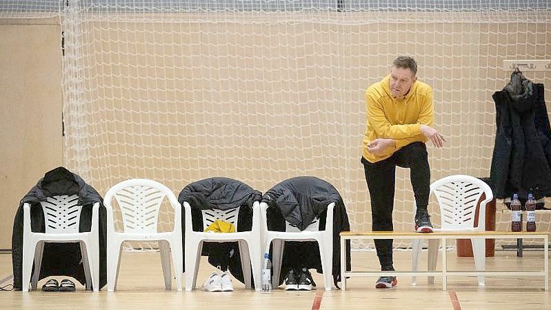 Bundestrainer Alfred Gislason muss auf fünf weitere Spieler verzichten, die positiv auf Corona getestet wurden. Foto: Marijan Murat/dpa