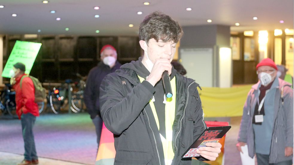 Jasper Adden (Linksjugend) hatte die Demonstration zusammen mit seinen Mitstreitern organisiert. Foto: Romuald Banik
