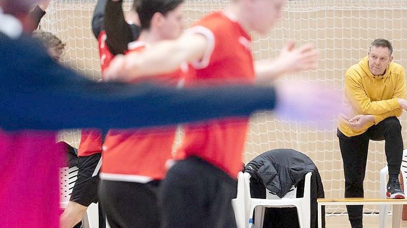 Bundestrainer Alfred Gislason (r) beim Training der deutschen Handball-Nationalmannschaft. Foto: Marijan Murat/dpa