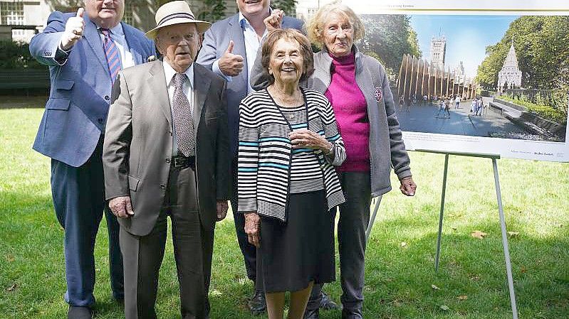 Der ehemalige konservative Abgeordnete Eric Pickles (links) und der frühere Erziehungsminister Ed Balls posieren mit den Holocaust-Überlebenden Sir Ben Helfgott, Lily Ebert (2. v. r.) und Susan Pollack (Archivbild). Foto: Yui Mok/PA Wire/dpa