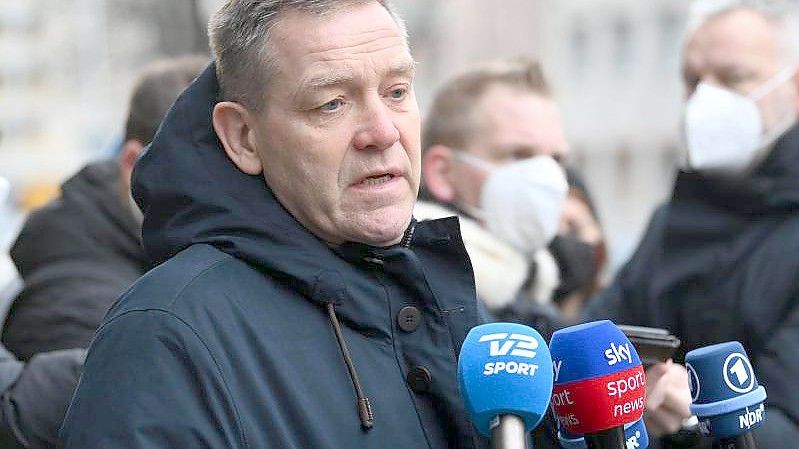 Alfred Gislason, Cheftrainer der deutschen Handball-Nationalmannschaft, stellt sich bei einem Medientermin den Fragen der Journalisten. Foto: Marijan Murat/dpa