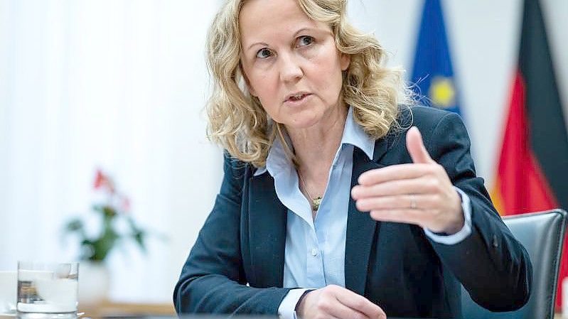 Umweltministerin Steffi Lemke stimmt die Landwirte auf einen radikalen Kurswechsel ein. Foto: Bernd von Jutrczenka/dpa