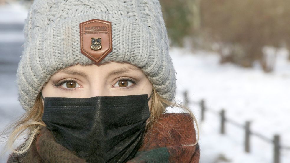 portrait einer jungen frau mit strickmütze und maskeauf der straße portrait einer jungen frau mit strickmütze und maskea Foto: www.imago-images.de