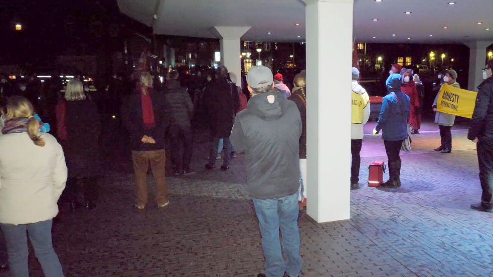 Am Montag fand parallel zum Corona-“Spaziergang“ eine Gegendemo in Aurich statt. Foto: Ostfriesen.tv