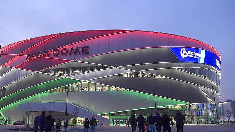 Die MVM Dome-Handball-Arena leuchtet vor dem Spiel in den Farben der ungarischen Flagge. Foto: Tamas Kovacs/MTI/AP/dpa