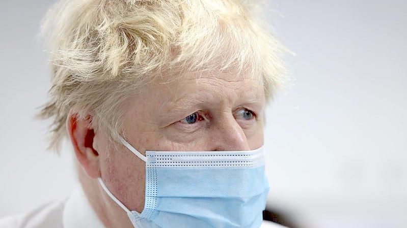 Boris Johnson entschuldigt sich „für jegliche Fehlentscheidungen, die gemacht wurden“. Foto: Ian Vogler/Pool Daily Mirror/AP/dpa